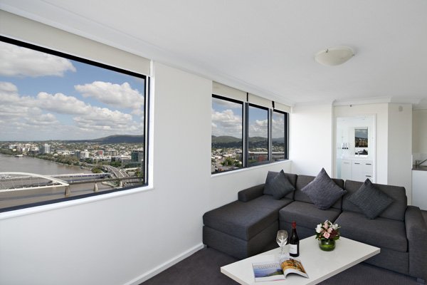 prnq-one-bedroom-riverview-lounge-apr-14-600x400